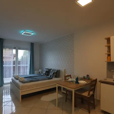 Airport Luxury With Balcony + Free Parking Апартаменты *