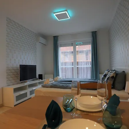 아파트 Airport Luxury With Balcony + Free Parking 베체스