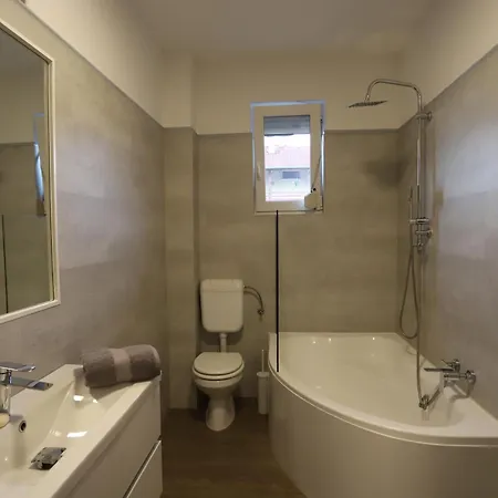 Airport Luxury With Balcony + Free Parking *