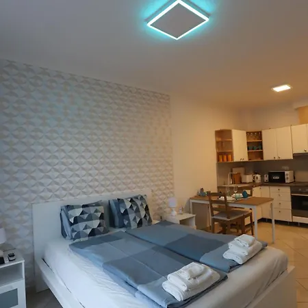 Airport Luxury With Balcony + Free Parking * 베체스