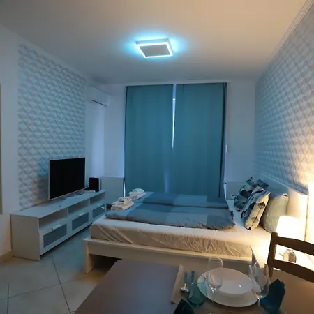 Airport Luxury With Balcony + Free Parking 아파트