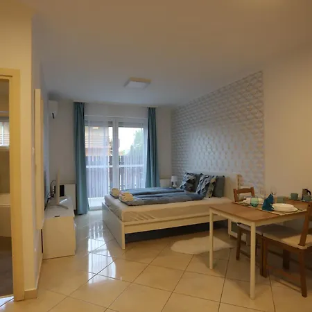 Airport Luxury With Balcony + Free Parking 아파트 *
