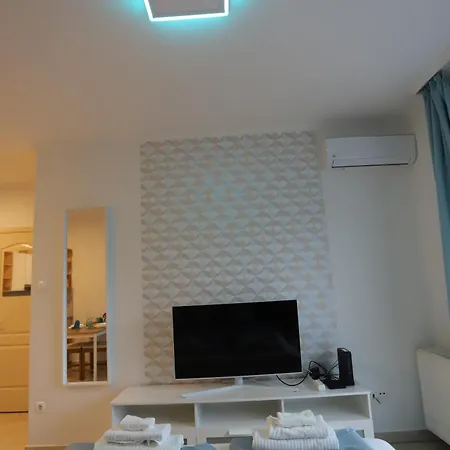Airport Luxury With Balcony + Free Parking *