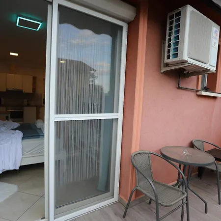 Airport Luxury With Balcony + Free Parking *