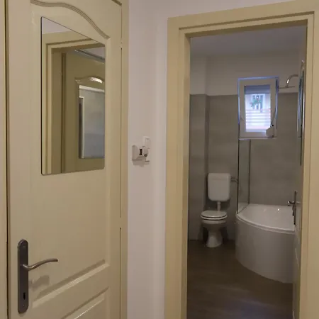 Airport Luxury With Balcony + Free Parking * 베체스