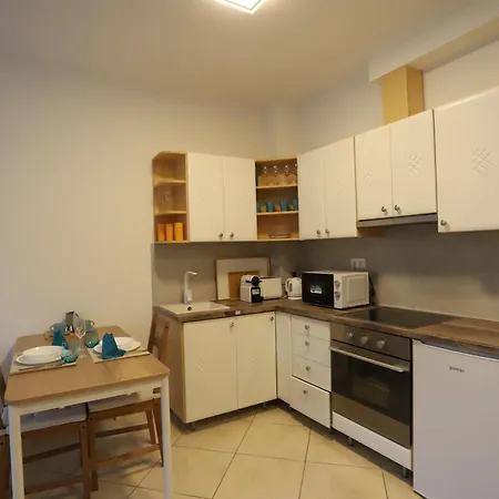 Airport Luxury With Balcony + Free Parking