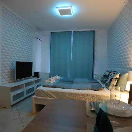 Airport Luxury With Balcony + Free Parking 아파트