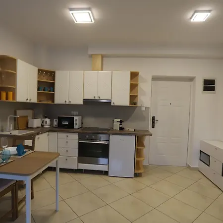 Airport Luxury With Balcony + Free Parking *