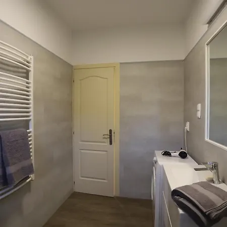 아파트 Airport Luxury With Balcony + Free Parking