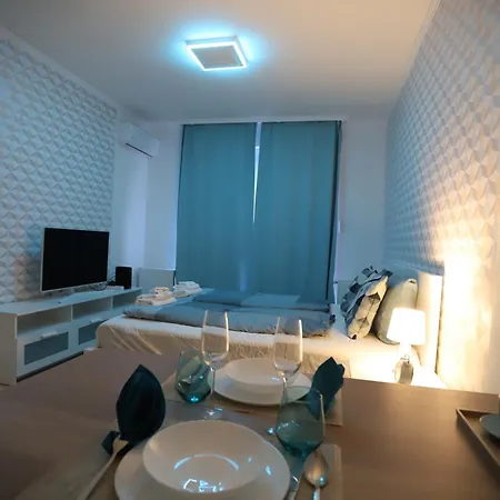 Airport Luxury With Balcony + Free Parking *